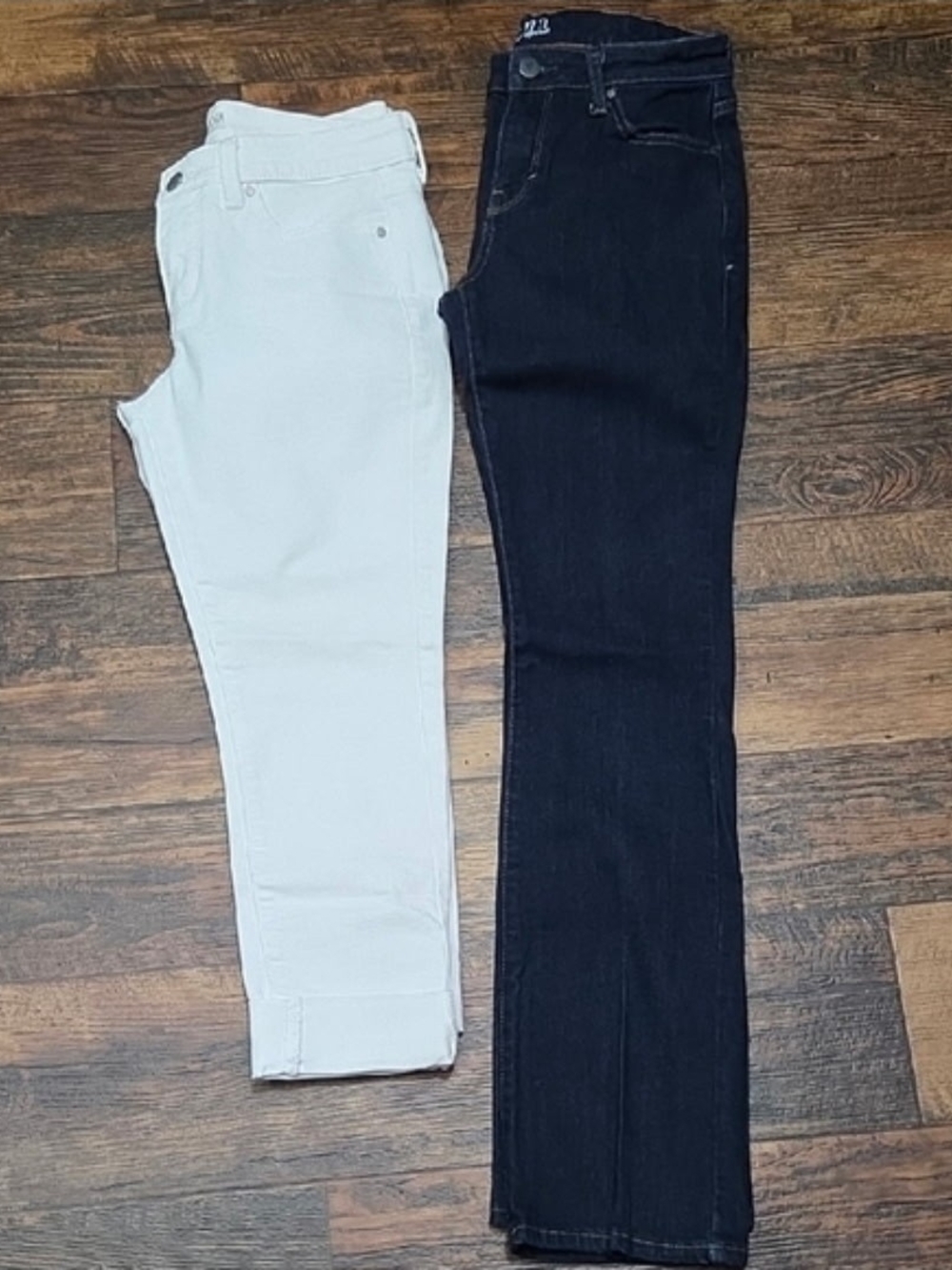 2 Pair Of a.n.a Women’s Boot Cut & Skinny Ankle Jeans in Black and White